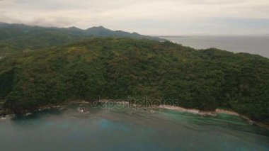 Tropik ada, plaj, kayalar ve dalgalar deniz manzarası. Catanduanes, Filipinler.