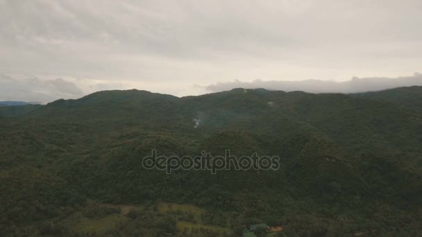 Montañas con bosque tropical. Filipinas Isla de Catanduanes . — Vídeos de Stock