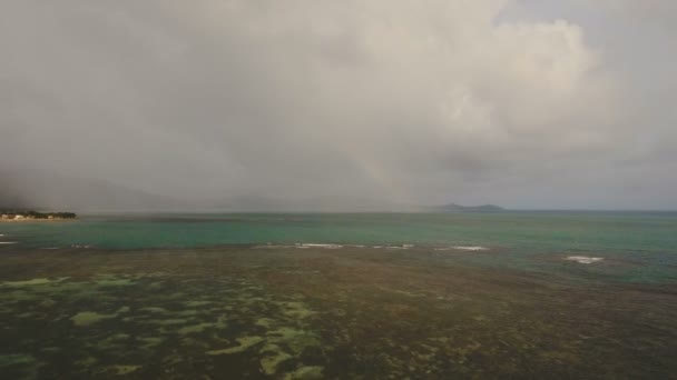 Luftaufnahme der Wasseroberfläche bei stürmischem Wetter. Catanduanes Inselphilippinen. — Stockvideo