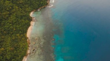 Tropik ada, plaj, kayalar ve dalgalar deniz manzarası. Catanduanes, Filipinler.