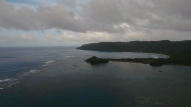 Tropik ada, plaj, kayalar ve dalgalar deniz manzarası. Catanduanes, Filipinler.