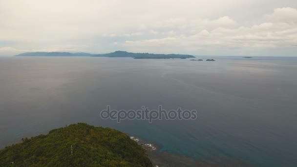 Zeegezicht met tropisch eiland, strand, rotsen en golven. Catanduanes, Luzon. — Stockvideo