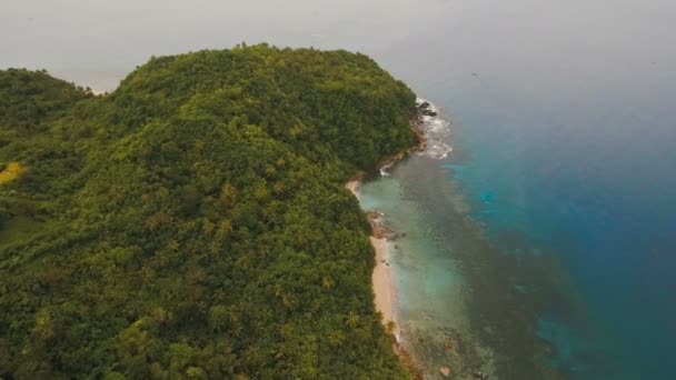 Zeegezicht met tropisch eiland, strand, rotsen en golven. Catanduanes, Luzon. — Stockvideo