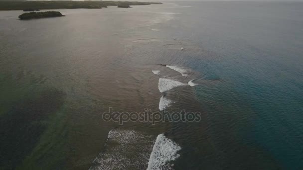 Paysage marin avec île tropicale, plage, rochers et vagues. Catanduanes, Philippines .
