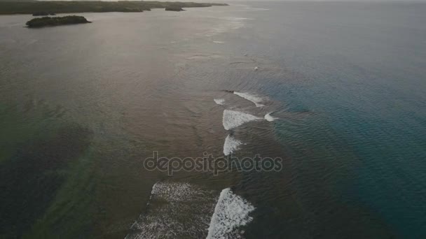 Paisaje marino con isla tropical, playa, rocas y olas. Catanduanes, Filipinas . — Vídeo de stock