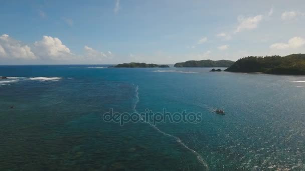 Морской пейзаж с камнями и волнами. Катандуанес, Филиппины . — стоковое видео