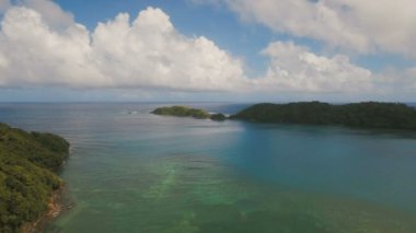 Havadan görünümü tropikal lagün, deniz, plaj. Tropik ada. Catanduanes, Filipinler.