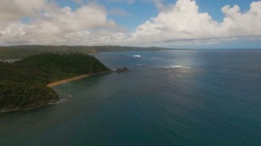 Havadan görünümü tropikal lagün, deniz, plaj. Tropik ada. Catanduanes, Filipinler.
