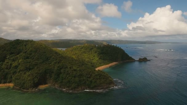 Luftaufnahme tropische Lagune, Meer, Strand. tropische Insel. Catanduanes, Philippinen. — Stockvideo
