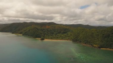 Havadan görünümü tropikal lagün, deniz, plaj. Tropik ada. Catanduanes, Filipinler.