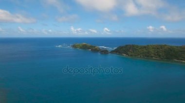 Tropik ada, plaj, kayalar ve dalgalar hava görünümünü deniz manzarası. Catanduanes, Filipinler.