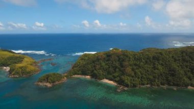 Tropik ada, plaj, kayalar ve dalgalar hava görünümünü deniz manzarası. Catanduanes, Filipinler.