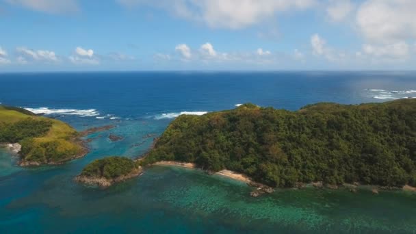 Пташиного польоту морський пейзаж з тропічний острів, пляж, скелі і хвиль. Catanduanes, Філіппіни. — стокове відео
