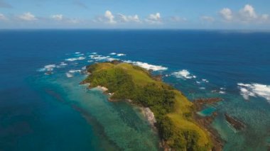 Tropik ada, plaj, kayalar ve dalgalar hava görünümünü deniz manzarası. Catanduanes, Filipinler.