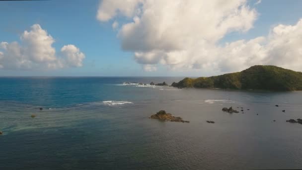 Paisaje marino con isla tropical, playa, rocas y olas. Catanduanes, Filipinas . — Vídeos de Stock