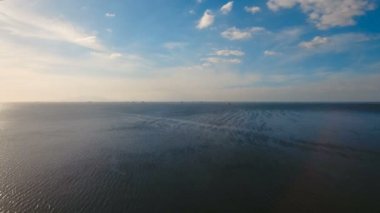 Hava Kargo gemileri denizde demir attı. Filipinler, Manila.