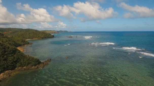 Морський пейзаж з тропічний острів, пляж, скелі і хвиль. Catanduanes, Філіппіни. — стокове відео