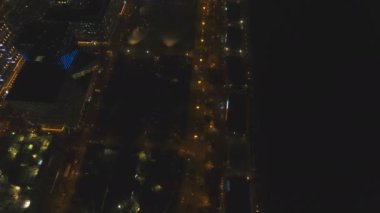 Gökdelenler ve Binalar gece ile hava şehir. Filipinler, Manila, Makati.