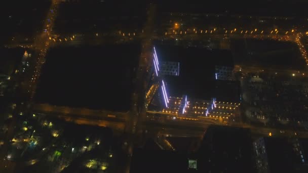 Luchtfoto van de stad met wolkenkrabbers en gebouwen door de nacht. Filipijnen, Manilla, Makati. — Stockvideo