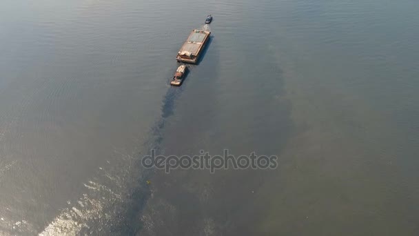 Letecký pohled na remorkér a bárka v moři. Filipíny, Manila. — Stock video