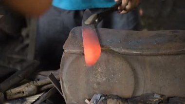 Demirci çalışma metal çekiç ile.