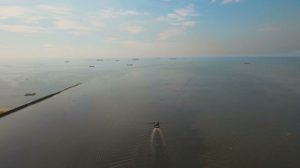 Luchtfoto sleepboot in de zee. Filipijnen, Manilla. — Stockvideo