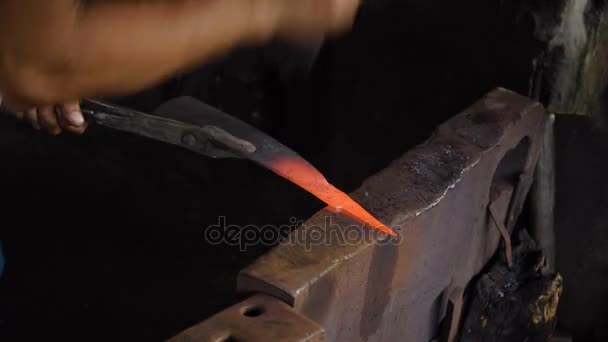 Schmied bearbeitet Metall mit Hammer. — Stockvideo