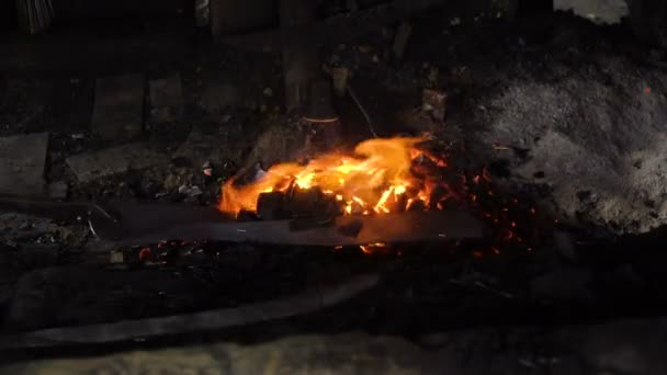 Horno herrero con carbones quemados. — Vídeos de Stock