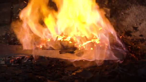 Horno herrero con carbones quemados. — Vídeos de Stock