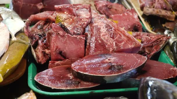 Pescado en el mercado asiático. — Vídeo de stock