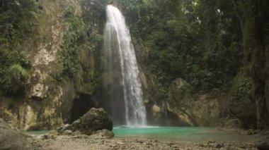 Güzel tropik şelale. Filipinler Cebu Adası.
