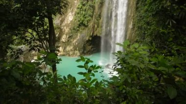 Güzel tropik şelale. Filipinler Cebu Adası.