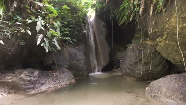 Pięknym tropikalnym wodospadem. Wyspa Cebu Filipiny. — Wideo stockowe