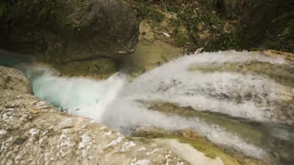 Prachtige tropische waterval. Filippijnen-Cebu island. — Stockvideo