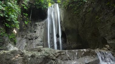 Güzel tropik şelale. Filipinler Cebu Adası.