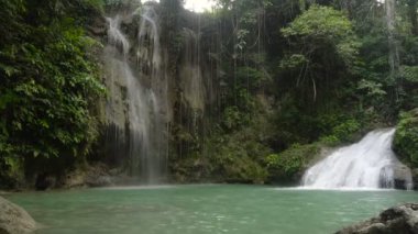 Güzel tropik şelale. Filipinler Cebu Adası.