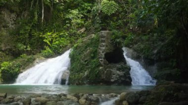Güzel tropik şelale. Filipinler Cebu Adası.