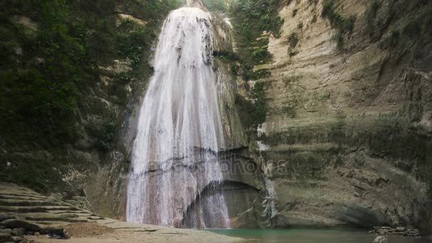 Bella cascata tropicale. Filippine Isola di Cebu . — Video Stock