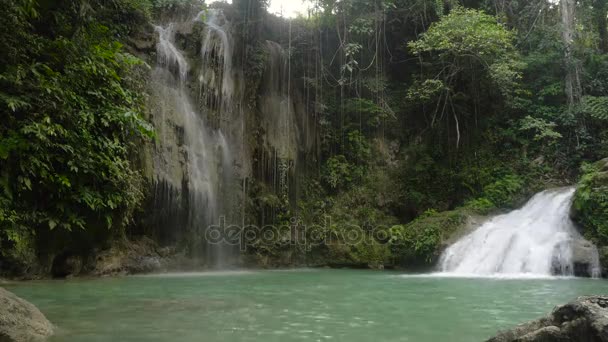 Prachtige tropische waterval. Filippijnen-Cebu island. — Stockvideo