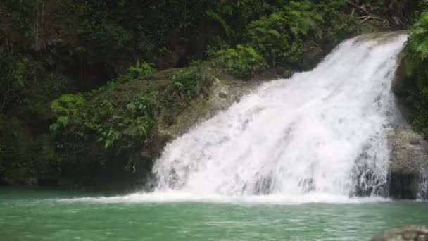 Vackra tropiska vattenfall. Filippinerna Cebu island. — Stockvideo