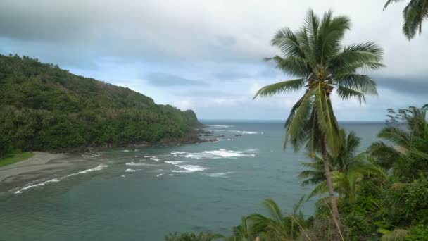 Tropik ada, plaj, kayalar ve dalgalar deniz manzarası. Catanduanes, Filipinler. — Stok video