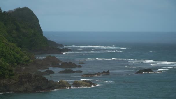 Capa marinha com ilha tropical, praia, rochas e ondas. Catanduanes, Filipinas . — Vídeo de Stock