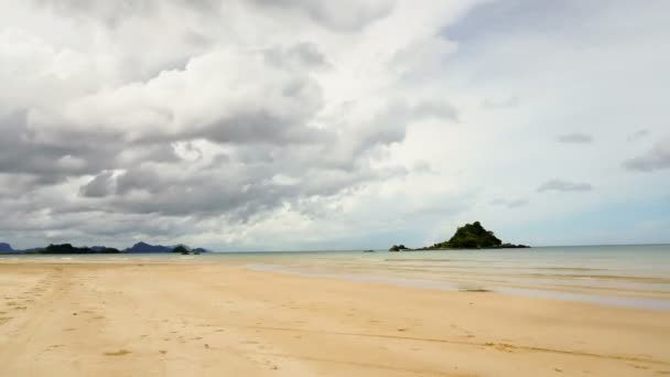 Hermosa playa en la isla tropical. Plazos — Vídeo de stock