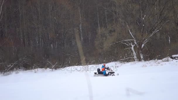 Carreras en una moto de nieve . — Vídeo de stock