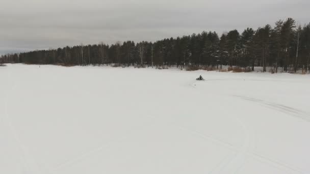 Carreras en una moto de nieve . — Vídeo de stock