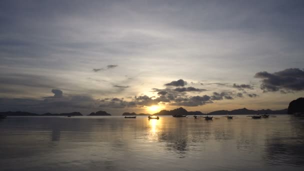 Hermosa puesta de sol sobre el mar. — Vídeo de stock