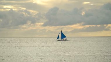 Mavi denizde yelkenli. Filipinler Boracay Adası.