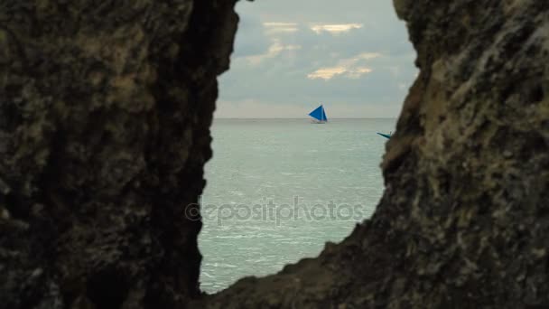 Mavi denizde yelkenli. Filipinler Boracay Adası. — Stok video