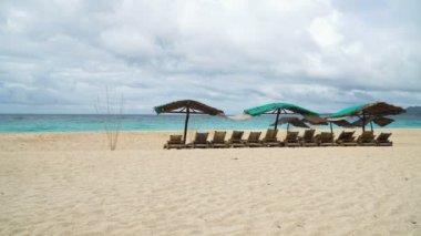 güzel bir plaj tropikal adada.