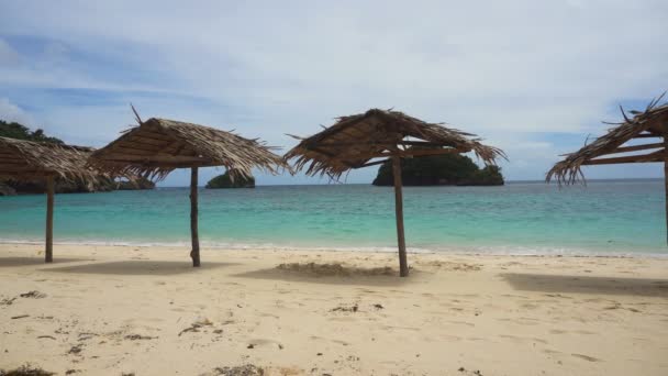 Bela praia na ilha tropical . — Vídeo de Stock